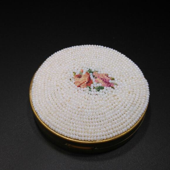 Vintage White Beaded Petit Point Compact, Schildkraut, Coty Powder, Vintage - Picture 3 of 10